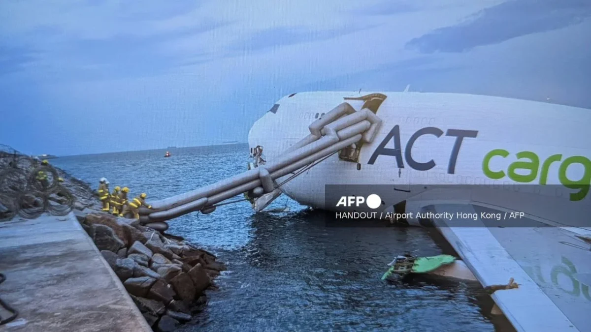 Un avión de carga aterrizó, chocó contra un vehículo, derrapó en la pista y cayó al mar en Hong Kong; hay dos trabajadores muertos.