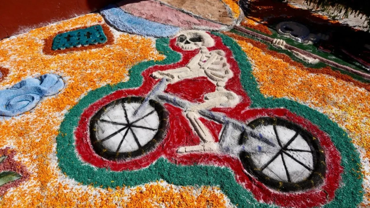 La pieza, de 250 metros cuadrados, fue elaborada con arena y pigmentos naturales sobre el atrio del templo de San Matías Jalatlaco en Oaxaca.