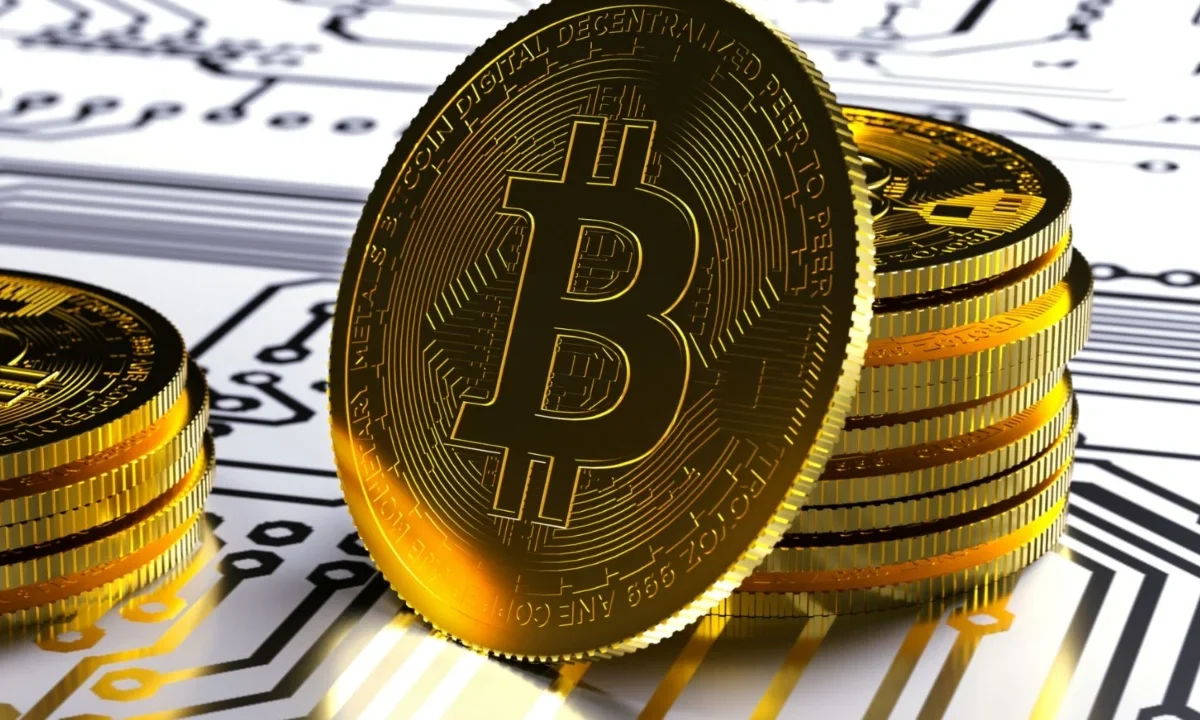 El bitcoin rompió su marca anterior al superar los 125,000 dólares, consolidándose como refugio ante la volatilidad económica global.