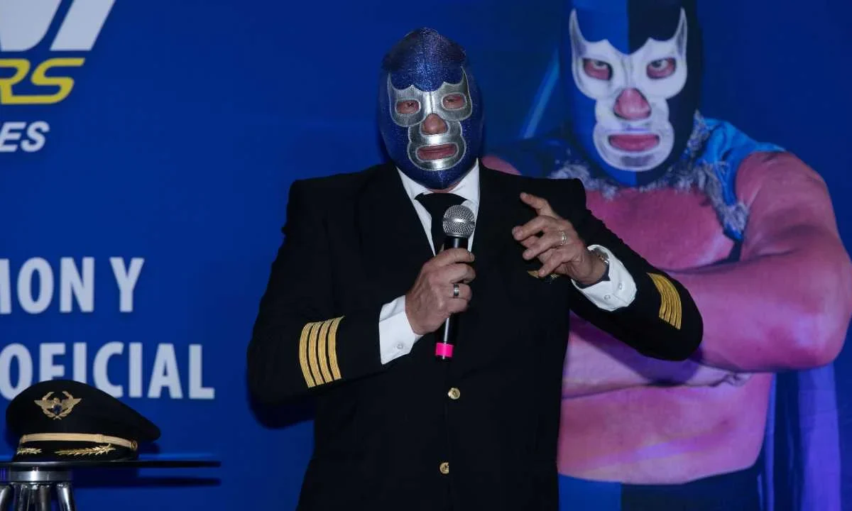 Blue Demon Jr. se encuentra en terapia intensiva luego de sufrir un accidente automovilístico durante la madrugada del lunes.