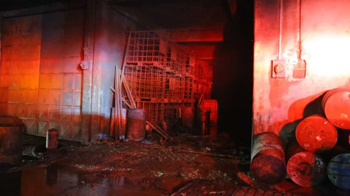 Bomberos de diversas corporaciones trabajaron 7 horas para sofocar el incendio en una fábrica clandestina de Ecatepec.