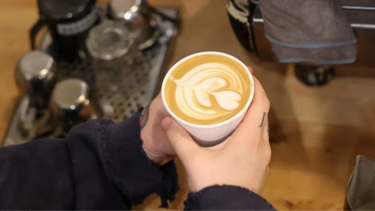 Cada día se venden millones de tazas de café en la ciudad de Nueva York. pero los habitantes están sufriendo por el aumento de precios.