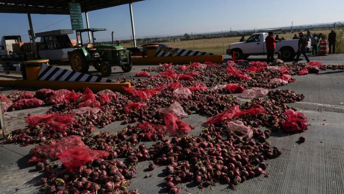 Los bloqueos carreteros realizados por productores agrícolas en el Bajío, dejaron pérdidas millonarias, de acuerdo con la Canacintra.
