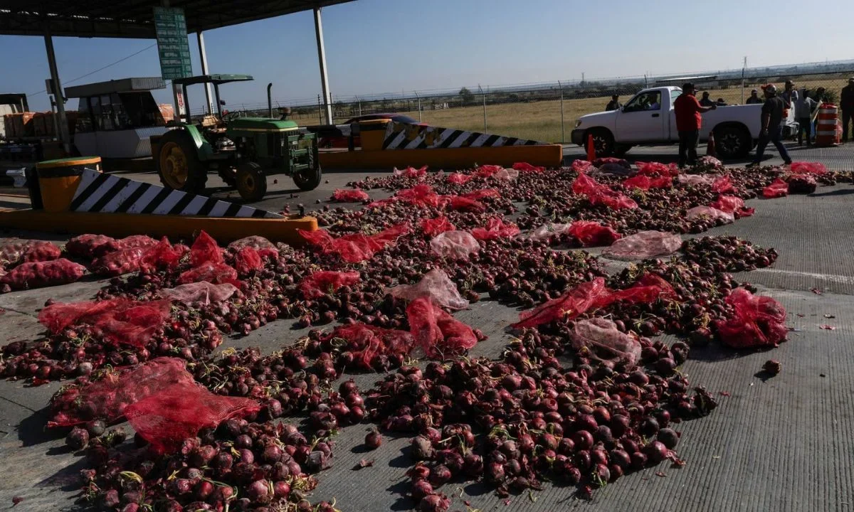 Los bloqueos carreteros realizados por productores agrícolas en el Bajío, dejaron pérdidas millonarias, de acuerdo con la Canacintra.