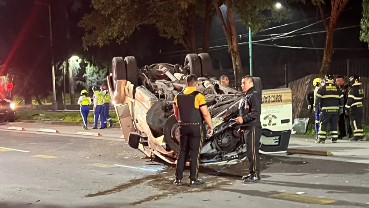 La camioneta de Tecnoval volcó cerca de Ciudad Universitaria, dejando bolsas con dinero esparcidas mientras bomberos aseguraban el vehículo.