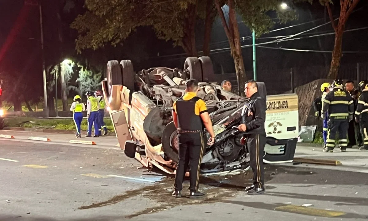 La camioneta de Tecnoval volcó cerca de Ciudad Universitaria, dejando bolsas con dinero esparcidas mientras bomberos aseguraban el vehículo.