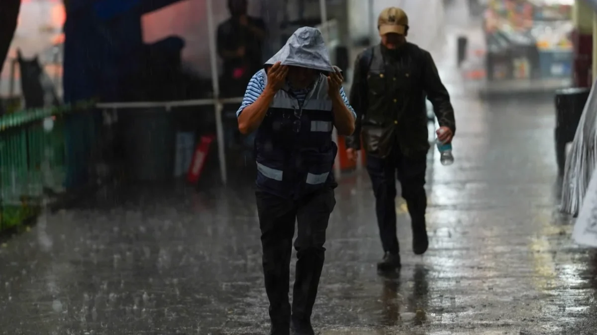Cielos nublados y lluvias intensas marcan el clima hoy en Chiapas, donde autoridades mantienen vigilancia por posibles inundaciones.