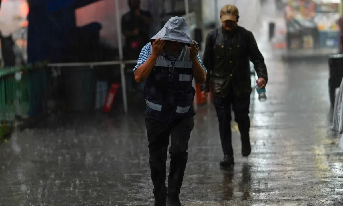 Cielos nublados y lluvias intensas marcan el clima hoy en Chiapas, donde autoridades mantienen vigilancia por posibles inundaciones.
