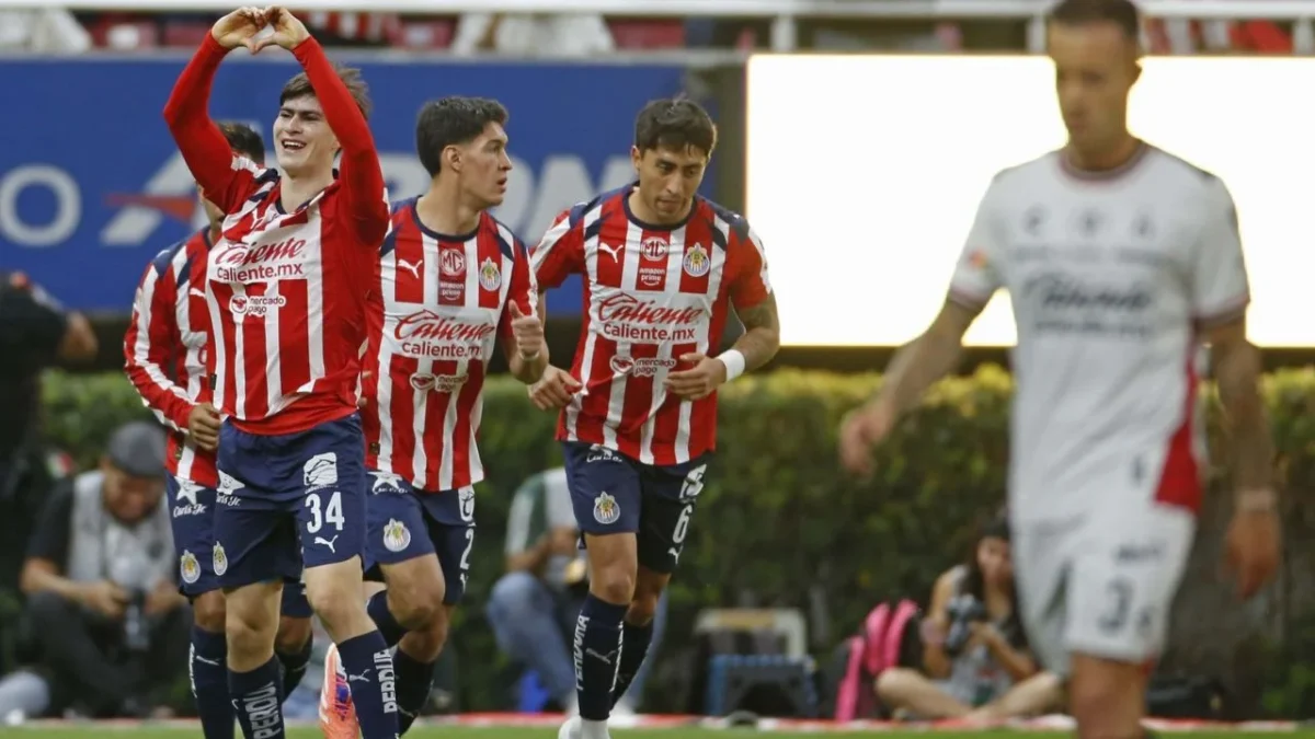 Con tres goles de Armando González y uno de Luis Romo, las Chivas vencieron 4-1 al Atlas en el Akron, en su partido de la jornada 15.
