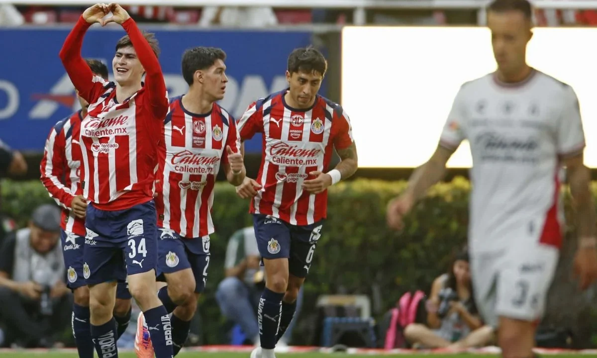 Con tres goles de Armando González y uno de Luis Romo, las Chivas vencieron 4-1 al Atlas en el Akron, en su partido de la jornada 15.