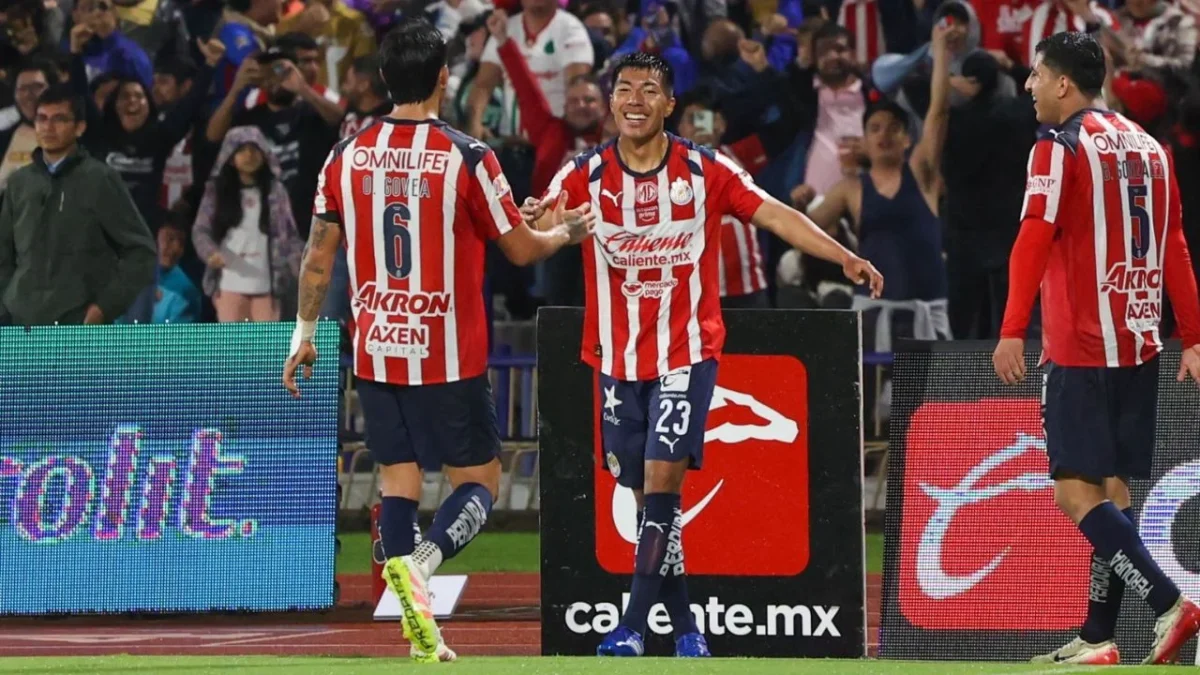En medio de un partido que sufrió una demora por lluvia, Pumas cayó en CU ante Guadalajara a pesar de tener el empate al final vía penal.