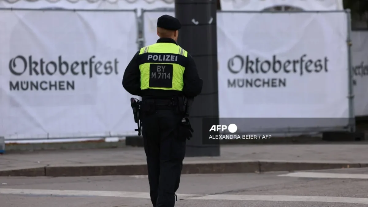 La policía de Múnich cerró momentáneamente el Oktoberfest por amenaza de bomba tras un incidente familiar con explosivos en la ciudad.