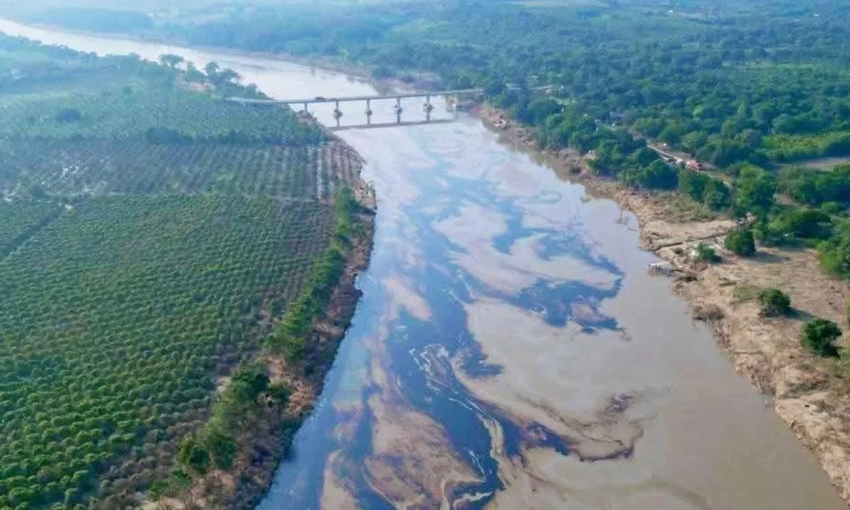 Cierran agua potable en Tuxpan por derrame de crudo en Río Pantepec, ya se investiga