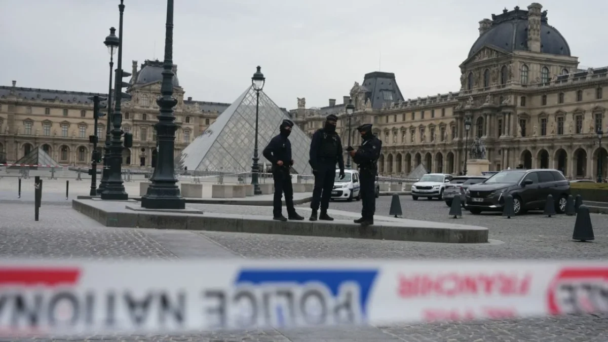 Caen cinco más por el robo de joyas al Louvre