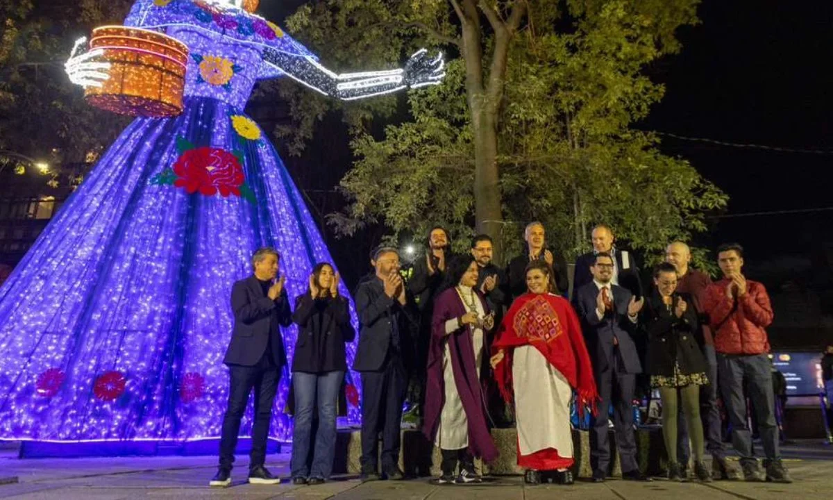 Clara Brugada encabezó un recorrido por el Festival de Cempasúchitl y el Festival Lumínico en CDMX.
