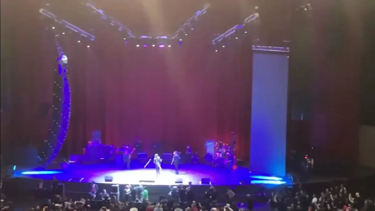Una pantalla gigante cayó en pleno concierto sinfónico de El TRI en el Auditorio Nacional de la Ciudad de México.