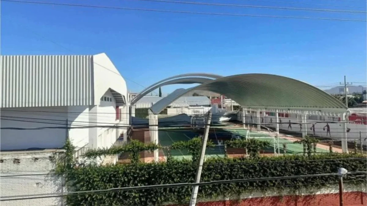 Otros estudiantes de la secundaria Melchor Ocampo sufrieron crisis nerviosa al ver el incidente: sin embargo, se reportan fuera de peligro.