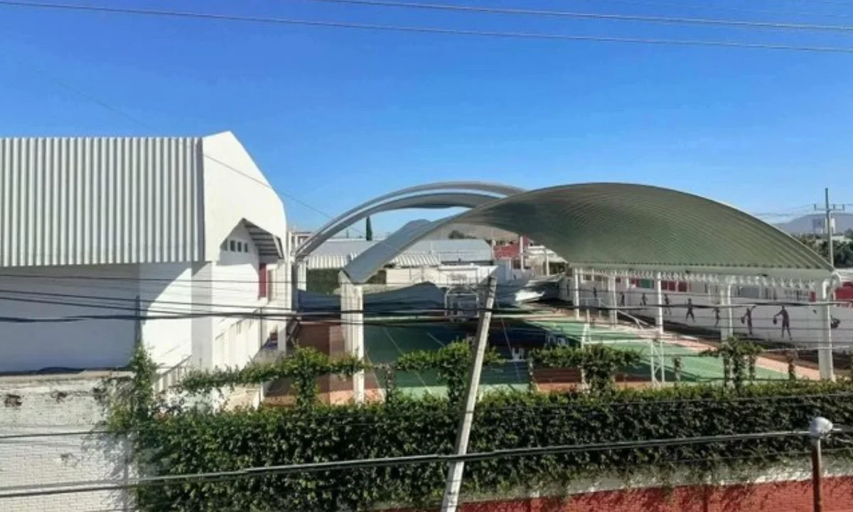 Otros estudiantes de la secundaria Melchor Ocampo sufrieron crisis nerviosa al ver el incidente: sin embargo, se reportan fuera de peligro.