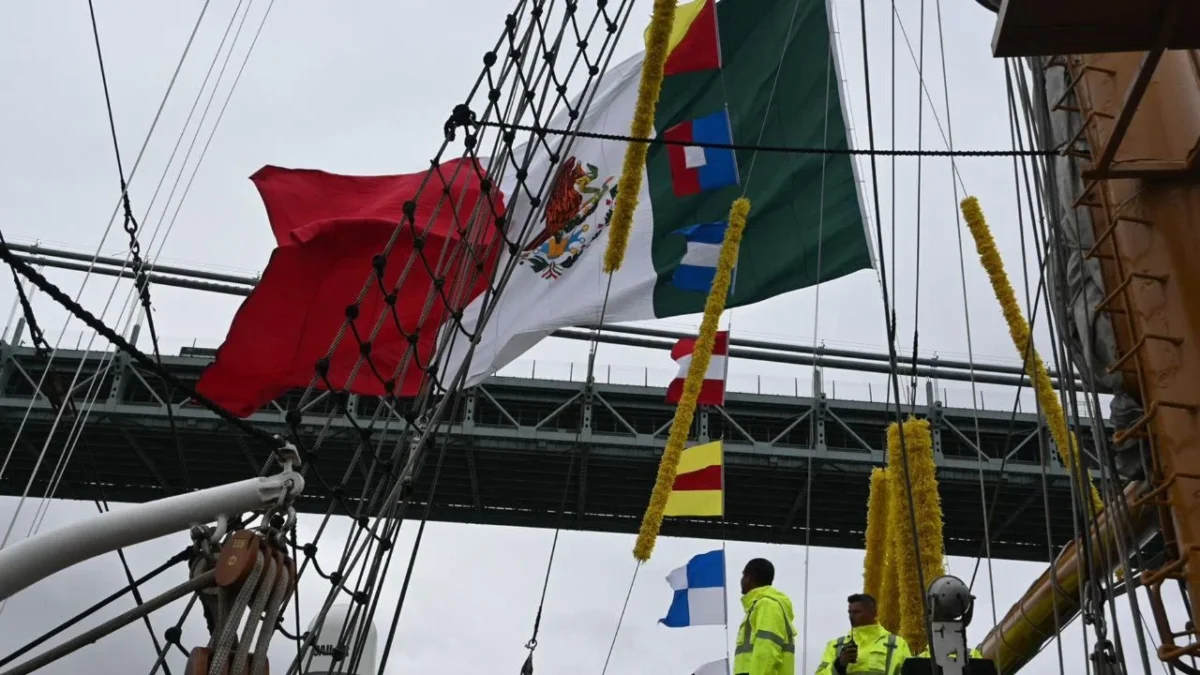 Comienza Buque Escuela Cuauhtémoc maniobras de zarpe en Nueva York