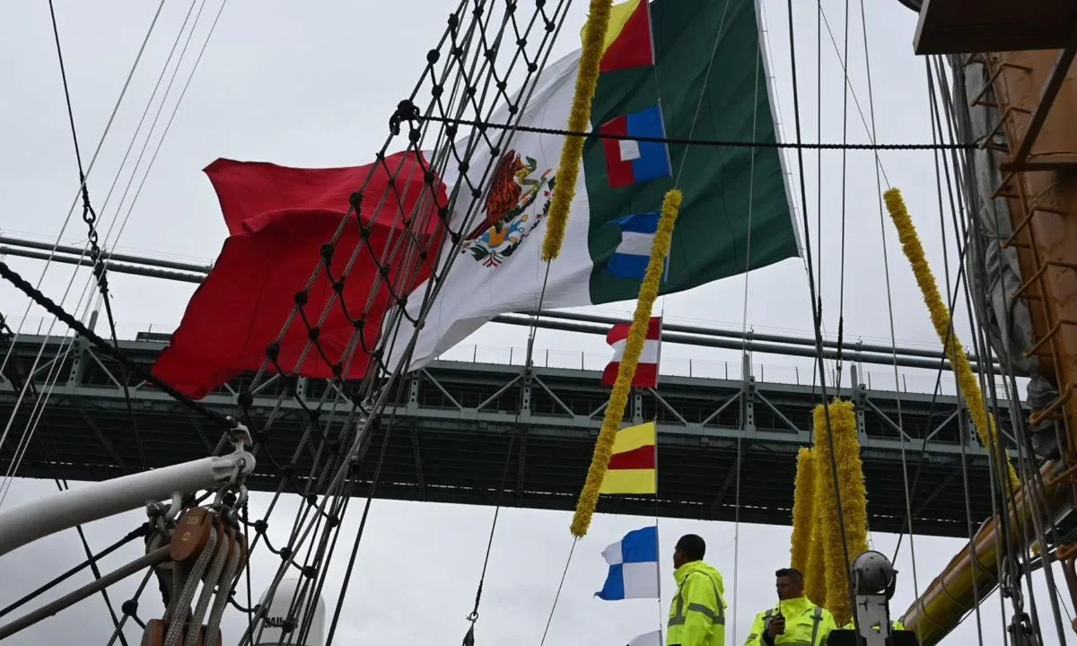 Comienza Buque Escuela Cuauhtémoc maniobras de zarpe en Nueva York