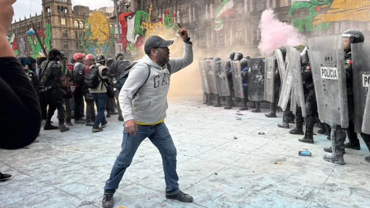 Con una batalla campal, así como la congregación de otras marchas, así se recordó el 2 de octubre en el Zócalo de la CDMX.