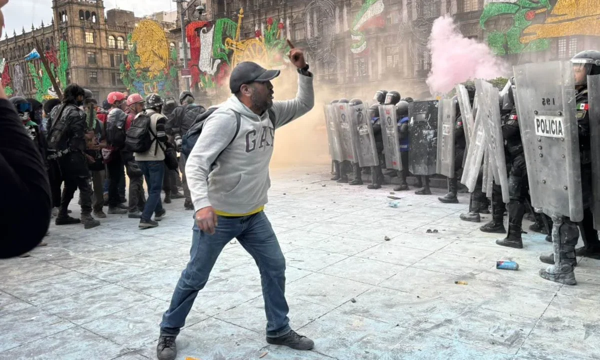 Con una batalla campal, así como la congregación de otras marchas, así se recordó el 2 de octubre en el Zócalo de la CDMX.