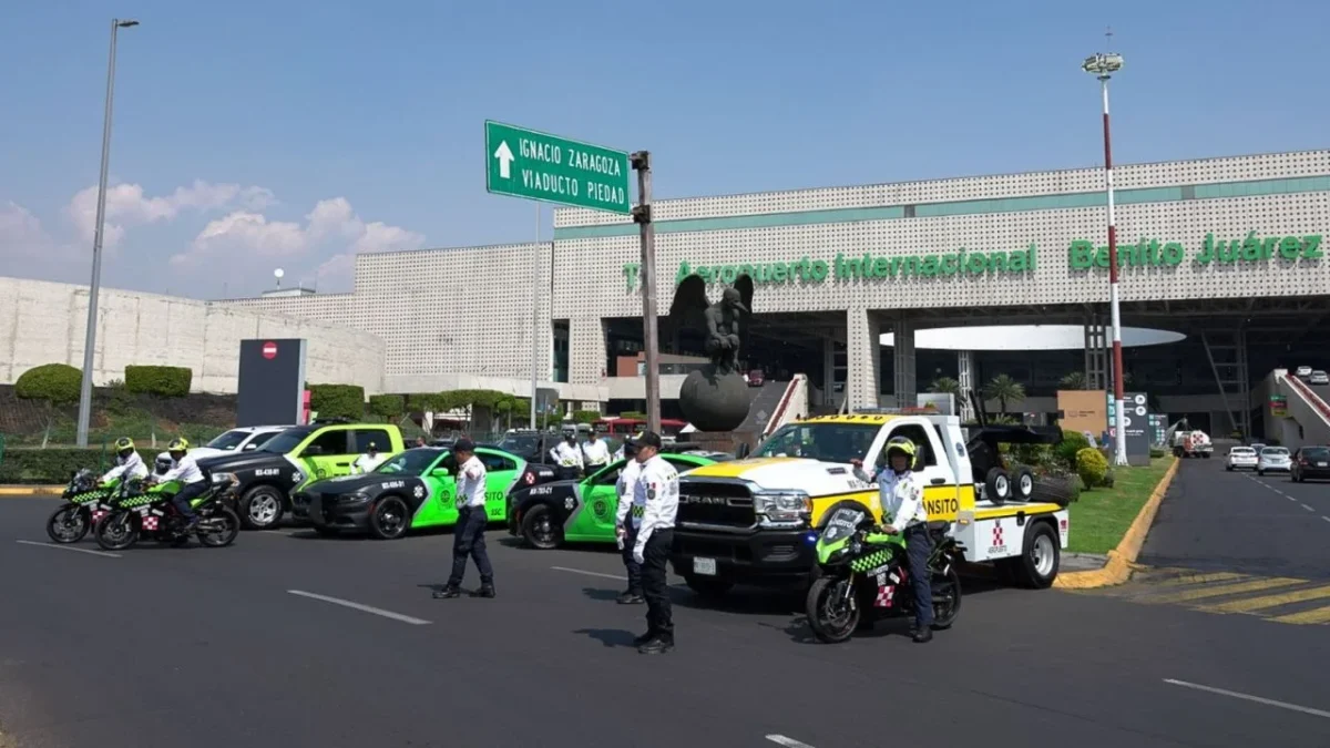 El AICM informó que un conductor atropelló a un policía de tránsito de la SSC al intentar multarlo por estacionarse en zona prohibida.