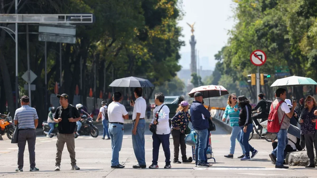 Integrantes del Sindicato Nacional de Cultura bloquearon el cruce de Reforma e Insurgentes para pedir un incremento salarial y más presupuesto.