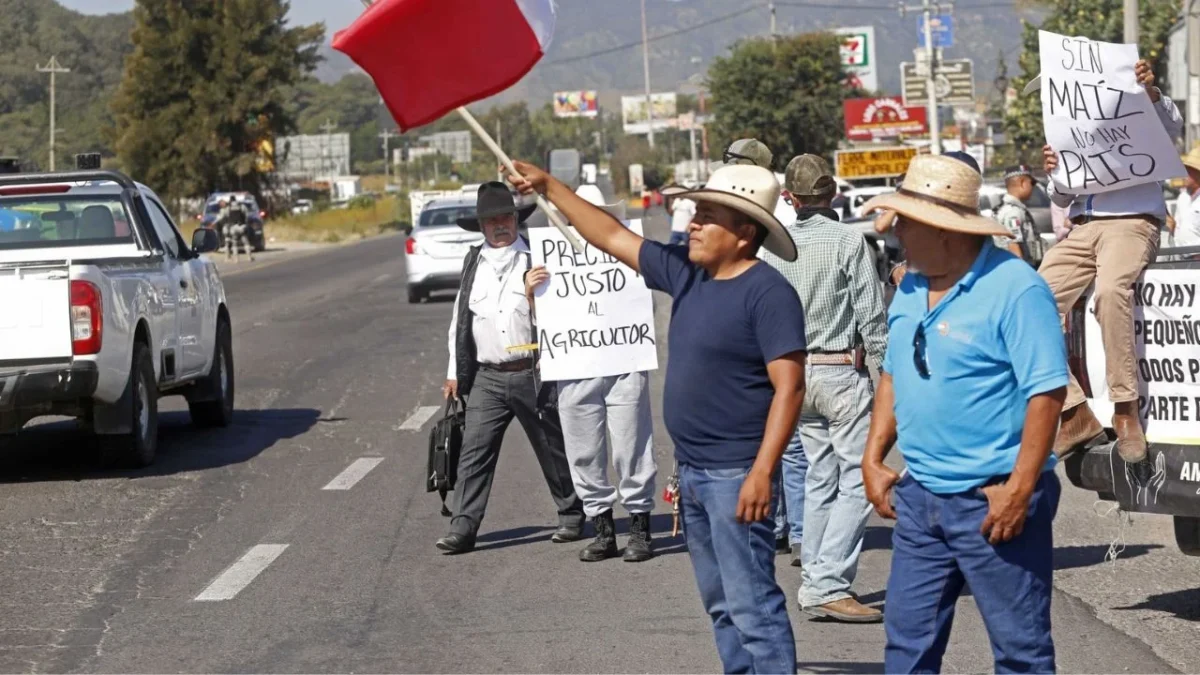 El bloqueo carretero está liderado por agricultores de Ciénega y Los Altos en Jalisco y demandan revisar políticas de comercialización.