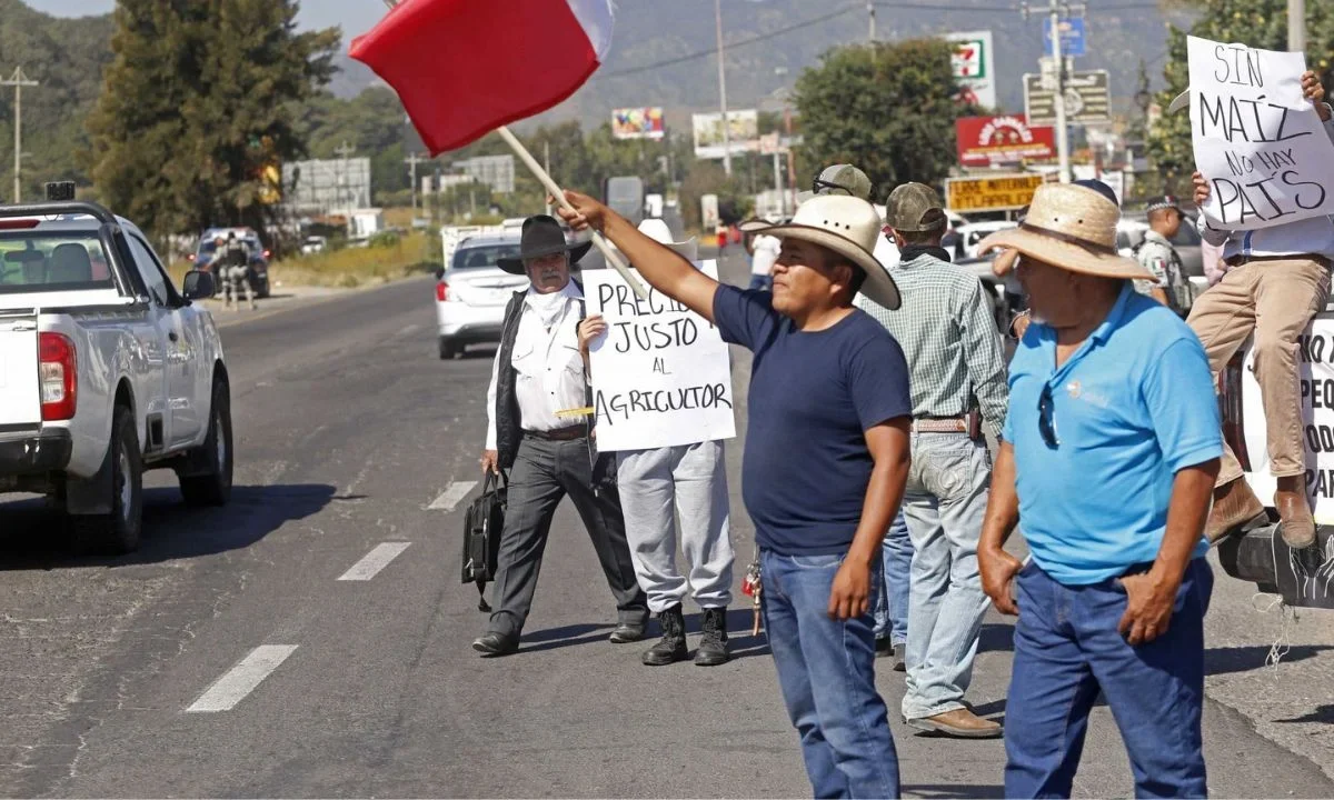 El bloqueo carretero está liderado por agricultores de Ciénega y Los Altos en Jalisco y demandan revisar políticas de comercialización.