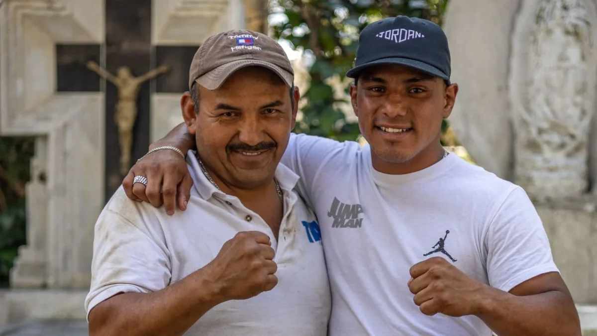 Héctor Munguía trabaja todos los días en el Panteón Civil Dolores junto a su padre y ahí mismo empieza sus entrenamientos en el boxeo.