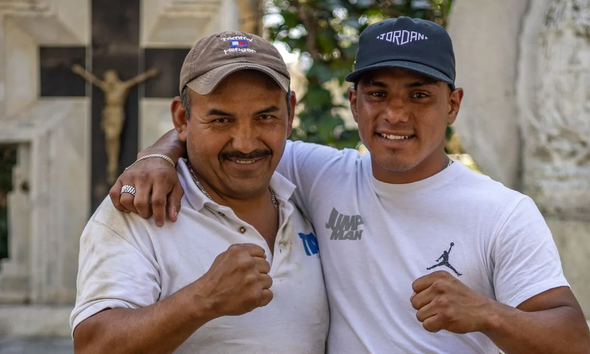Héctor Munguía trabaja todos los días en el Panteón Civil Dolores junto a su padre y ahí mismo empieza sus entrenamientos en el boxeo.