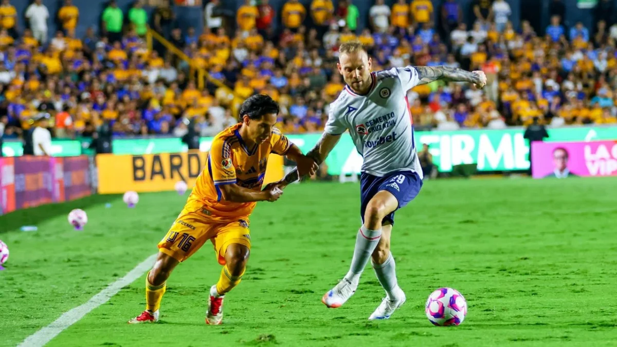 El partido entre Cruz Azul y los Tigres dejó que desear, tras 45 minutos en los que tuvieron dificultades para hacer llegar el gol. 