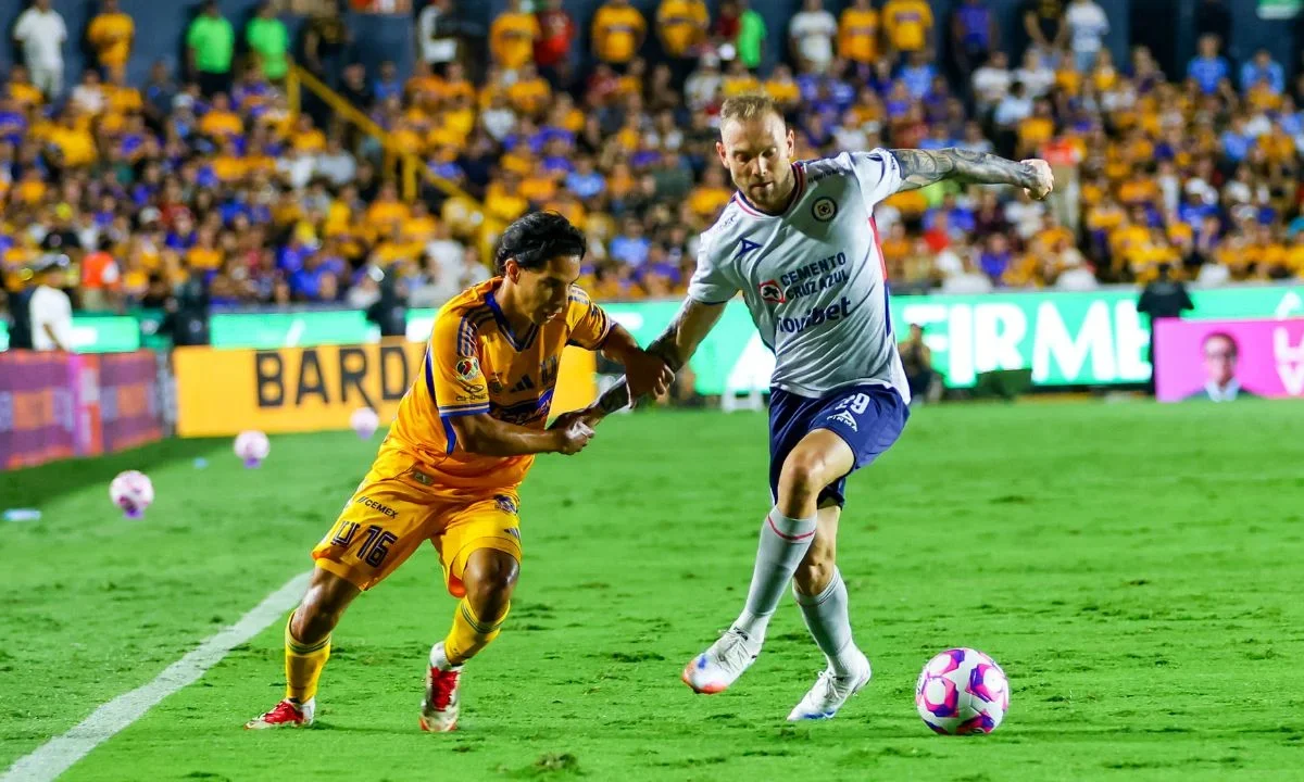 El partido entre Cruz Azul y los Tigres dejó que desear, tras 45 minutos en los que tuvieron dificultades para hacer llegar el gol. 