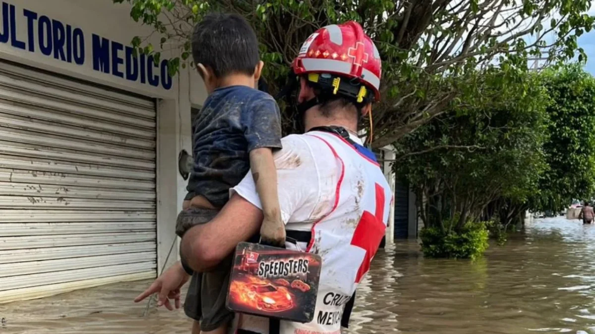 Ante la emergencia por las inundaciones en Veracruz y otros estados, la Cruz Roja desplegó equipos para apoyo en rescate y evacuación.