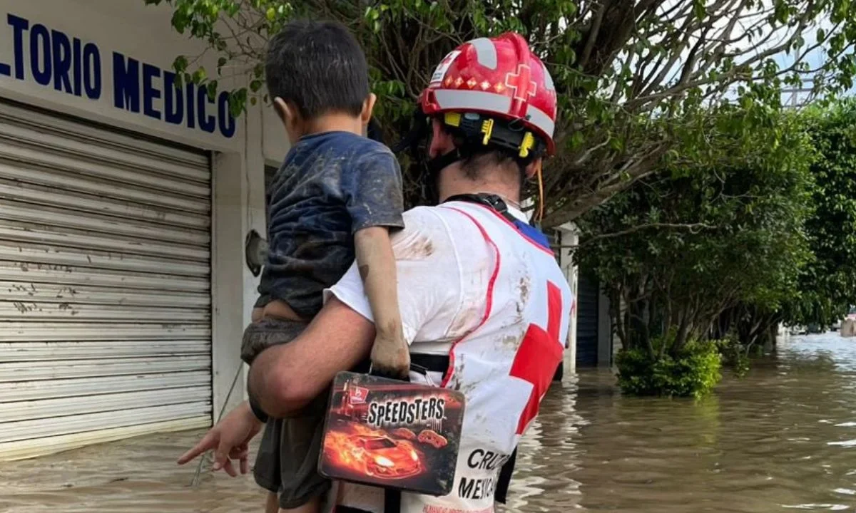Ante la emergencia por las inundaciones en Veracruz y otros estados, la Cruz Roja desplegó equipos para apoyo en rescate y evacuación.