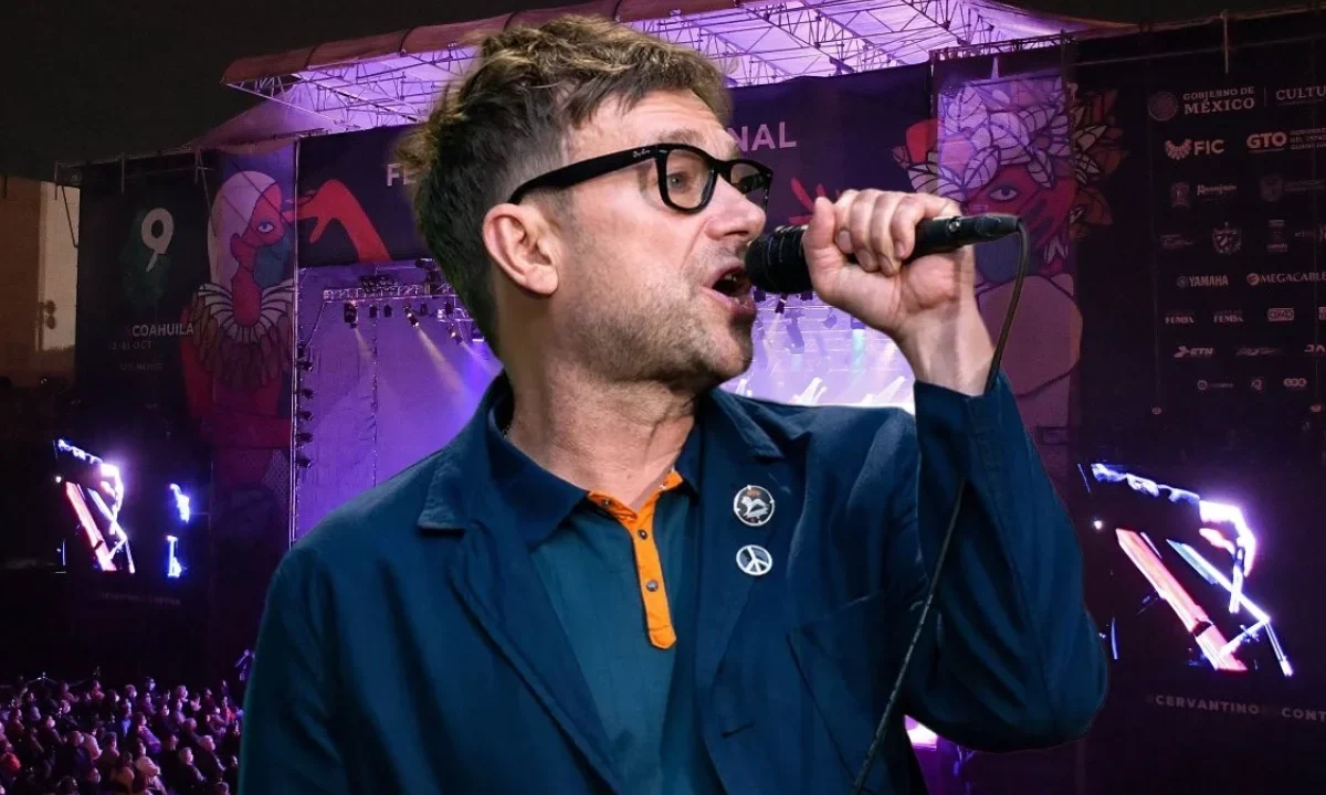 Damon Albarn interpreta “¿Y todo para qué?” con Ricky Muñoz y Africa Express en la Ciudad de México, octubre 2025.