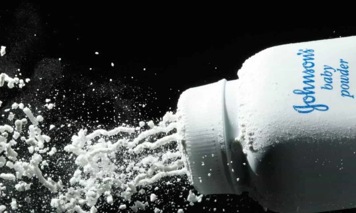El gigante farmacéutico Johnson & Johnson enfrenta en Reino Unido una demanda por su talco sospechoso de contener amianto.