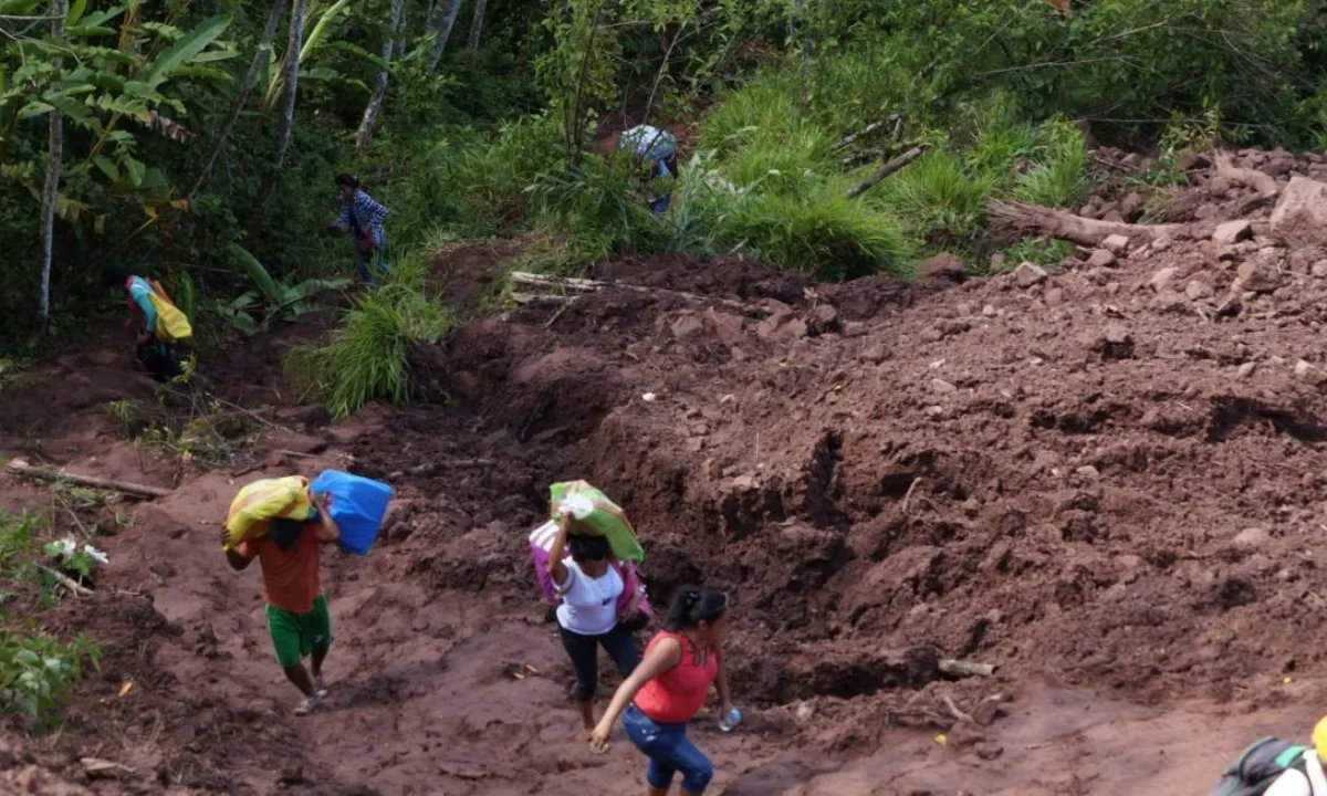 Autoridades trabajan para retirar tierra y rocas tras el derrumbe en la carretera Toluca-Ciudad Altamirano, en Temascaltepec.