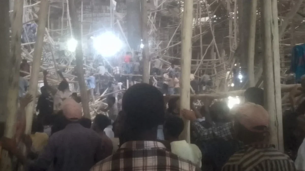Peregrinos y rescatistas auxilian a heridos tras el derrumbe de un andamio en una iglesia en Arerti, Etiopía.