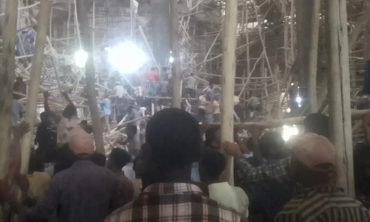 Peregrinos y rescatistas auxilian a heridos tras el derrumbe de un andamio en una iglesia en Arerti, Etiopía.