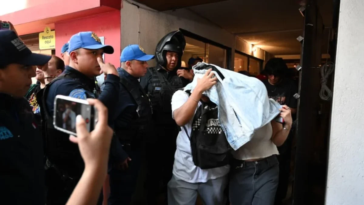 El desalojo se derivó de una denuncia ciudadana por el ingreso masivo de jóvenes a un edificio donde se realizó la fiesta clandestina.