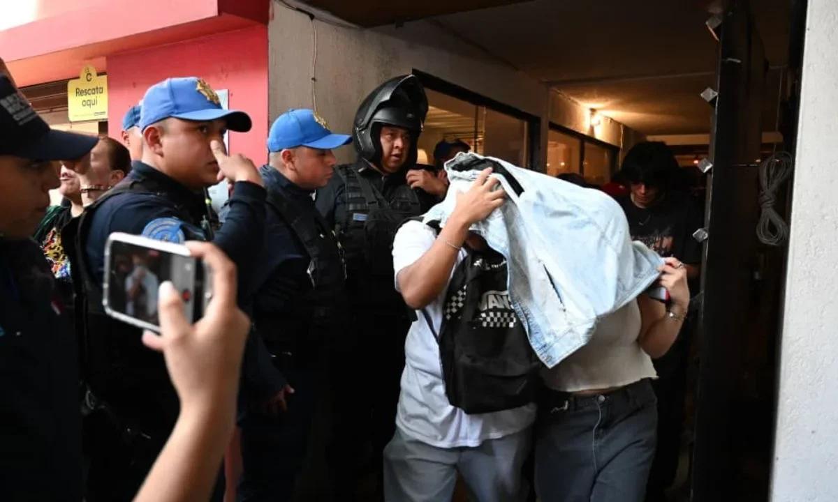 El desalojo se derivó de una denuncia ciudadana por el ingreso masivo de jóvenes a un edificio donde se realizó la fiesta clandestina.