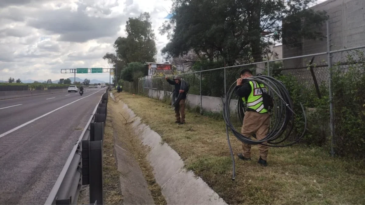 Un punto de huachicol de agua potable quedó desmantelado por elementos de protección civil y bomberos en Ecatepec.