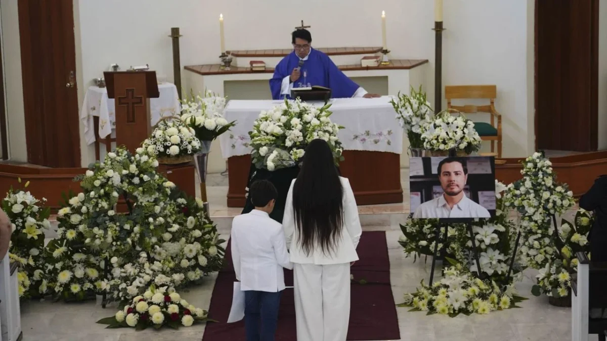 En Morelia se ofreció una misa de cuerpo presente, donde estuvieron la esposa de Bernardo Bravo y sus dos hijos.