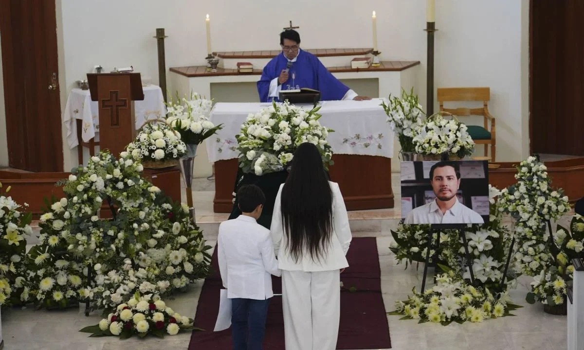 En Morelia se ofreció una misa de cuerpo presente, donde estuvieron la esposa de Bernardo Bravo y sus dos hijos.