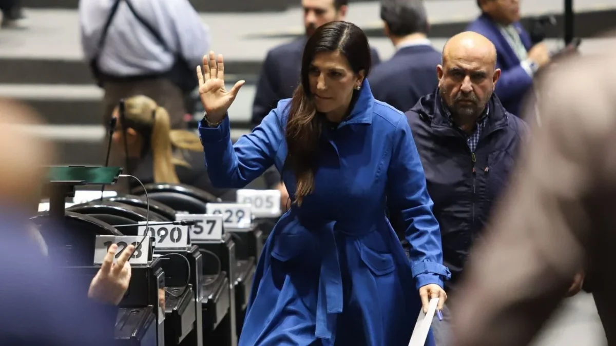Kenia López Rabadán pidió un minuto de silencio en memoria de los fallecidos por las lluvias y anunció el apoyo económico para damnificados.