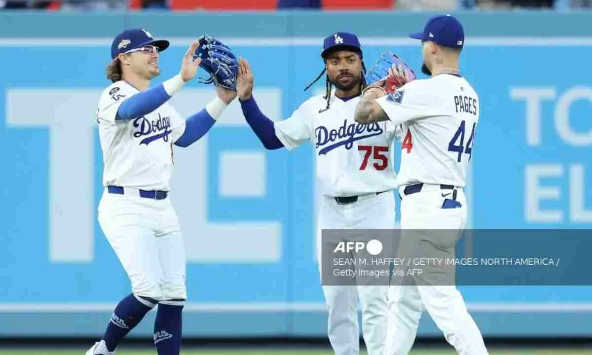 Dodgers castigan a Milwaukee en el juego tres de la serie divisional.
