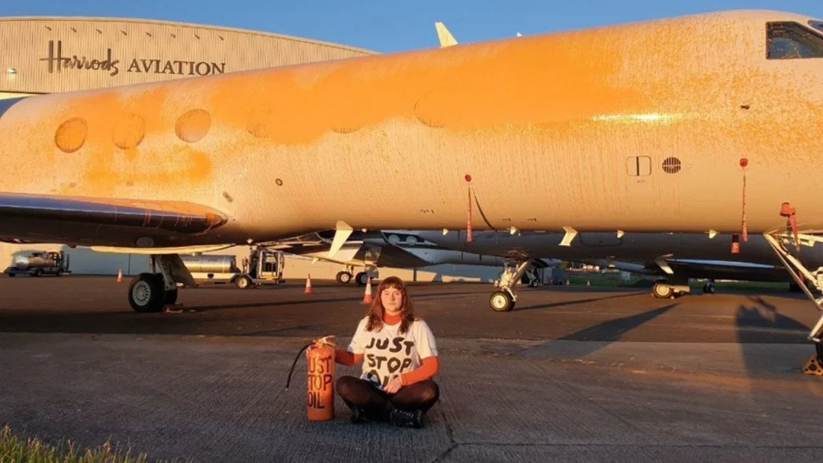 Jennifer Kowalski y Cole Macdonald, activistas de Just Stop Oil, fueron condenadas tras rociar aviones con pintura en Londres.
