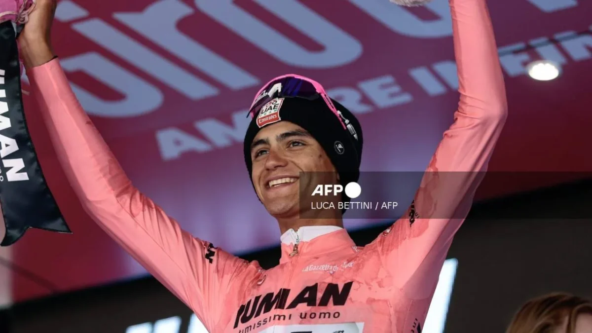 El ciclista mexicano, Isaac del Toro, ganó este sábado el Giro de Emilia.